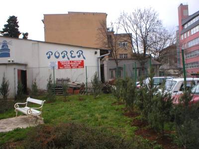 Pogled iz Zagrebacke na istu zgradu je malo zaklonjen parkiranim autima, ali je svejedno 'vrlo atraktivan' 